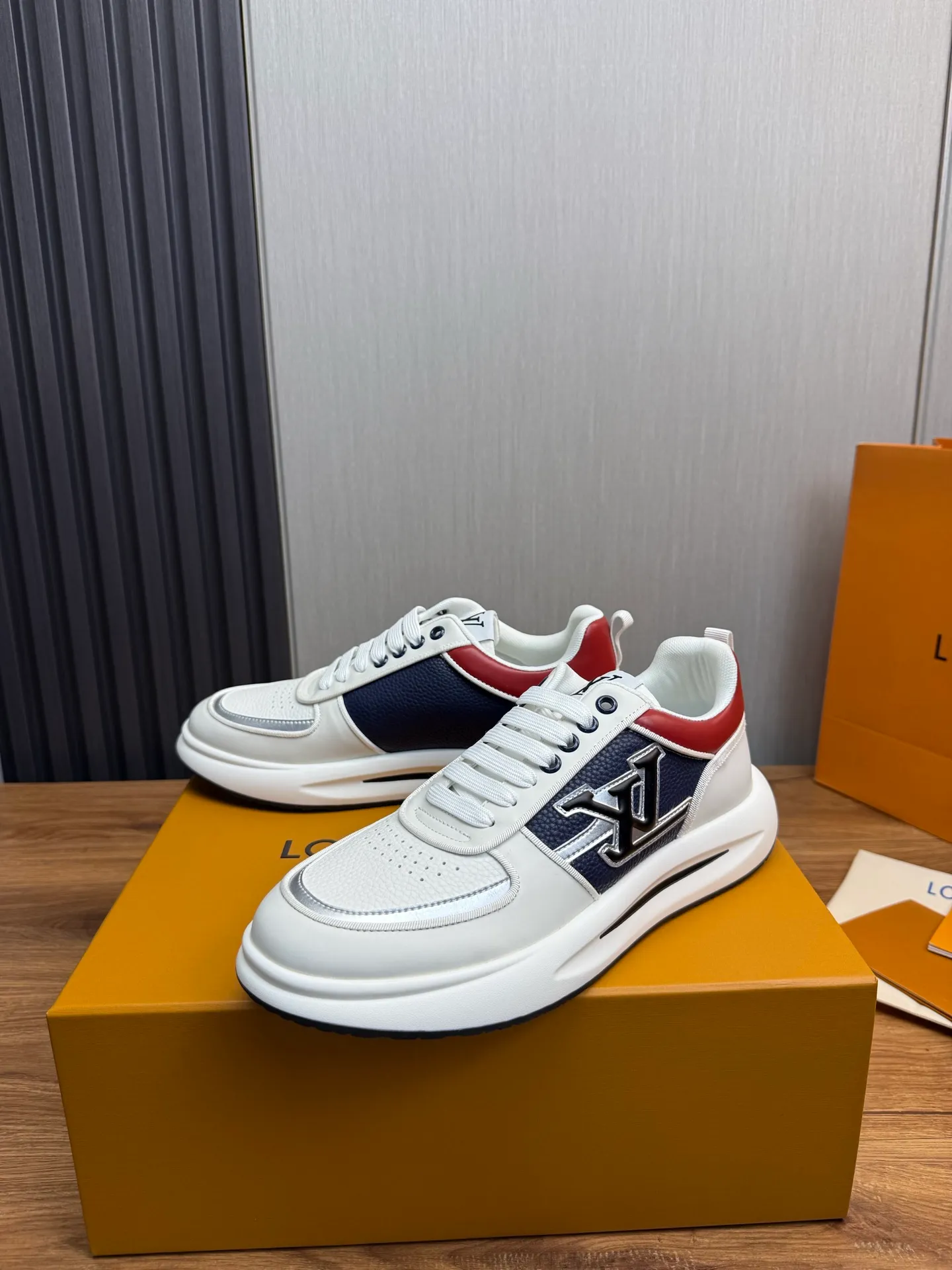 Men's shoes 💰820💰 Lv. Top purchasing agent 🇮🇹 Louis Vuitton, sports shoes counter synchronization, uppers imported from Italy, high-quality splicing and complex handicrafts, imported mesh pads are soft and comfortable, soles: original factory special soles, TPU exclusive movable molded soles super comfortable, original factory single goods, 🔍🔍high quality, you can enter and exit the counter at will, welcome to compare, code number 38-44 (Customized 38.45)